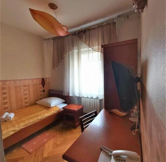 اتاق اکونومی یک تخته, Polonia