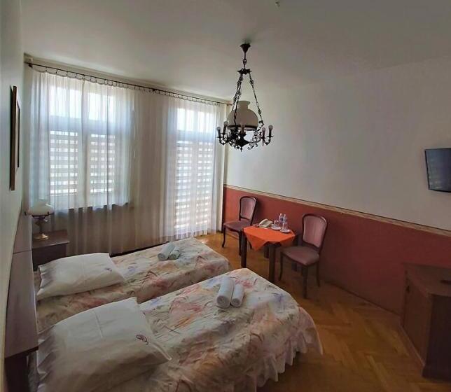 اتاق اکونومی, Polonia