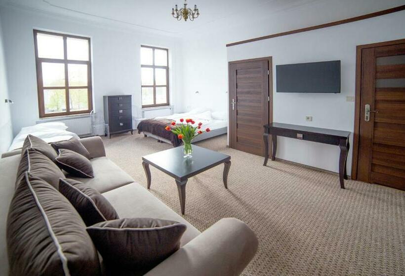 اتاق استاندارد سه نفره, Operahostel