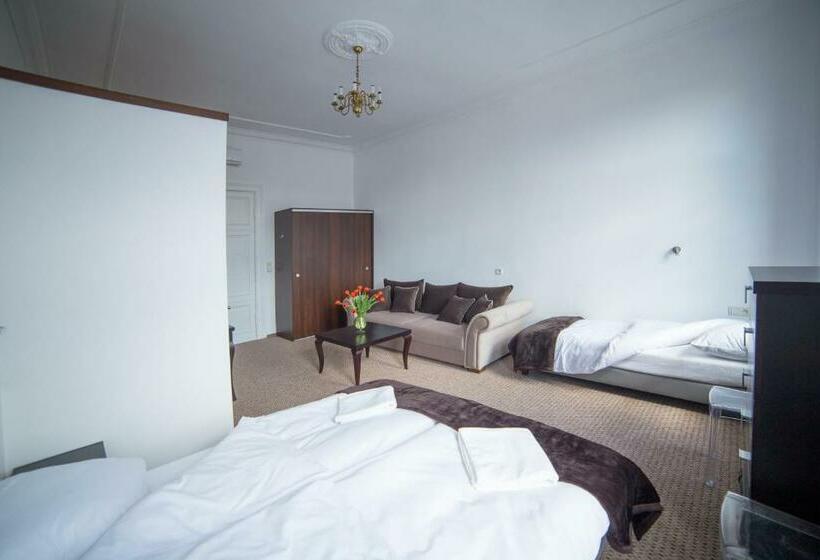 اتاق استاندارد سه نفره, Operahostel