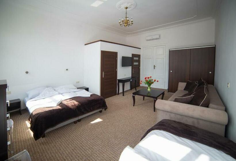 اتاق استاندارد سه نفره, Operahostel