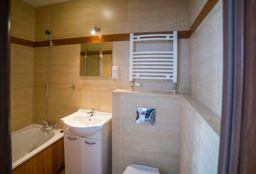 اتاق استاندارد سه نفره, Operahostel