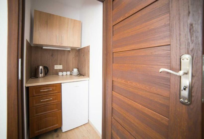 اتاق استاندارد سه نفره, Operahostel