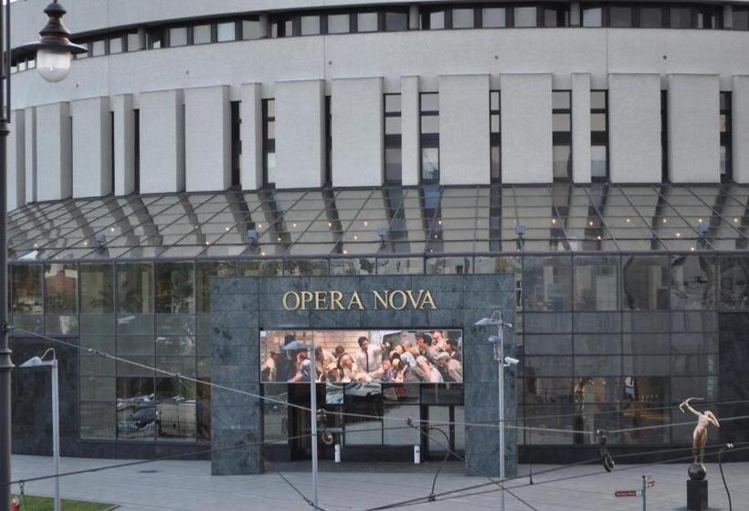 اتاق استاندارد سه نفره, Operahostel
