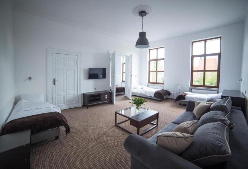 آپارتمان 2 خوابه, Operahostel