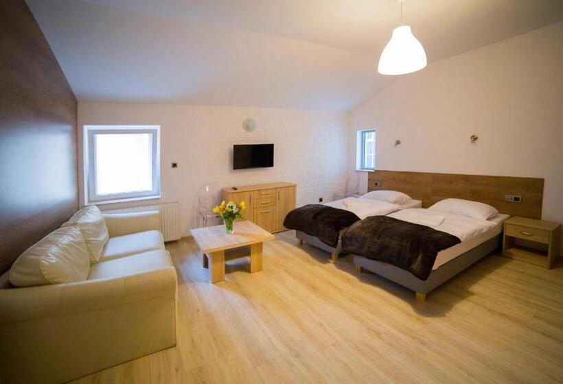 اتاق استاندارد, Operahostel