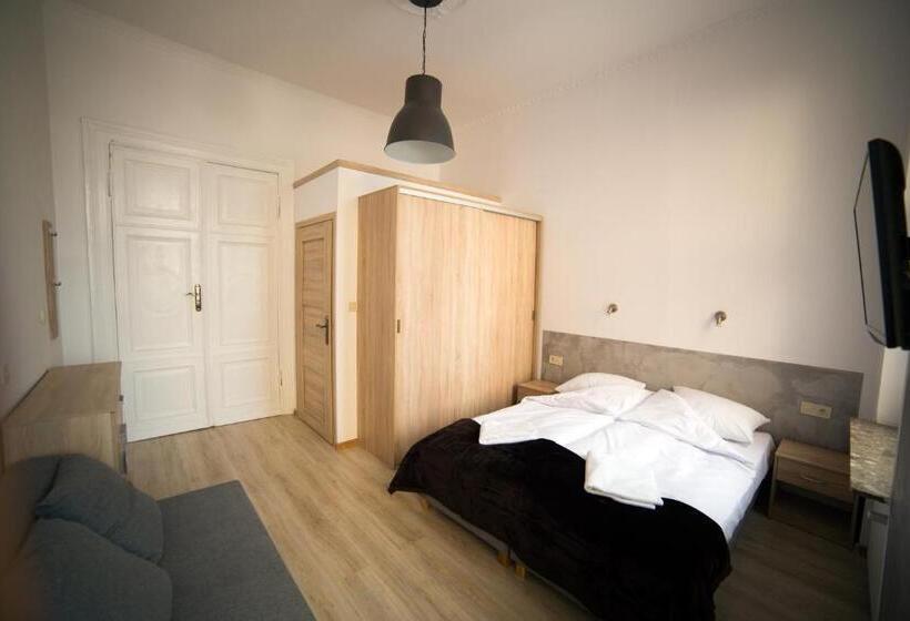 اتاق استاندارد, Operahostel