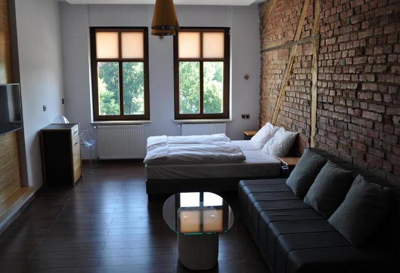 آپارتمان 2 خوابه, Operahostel