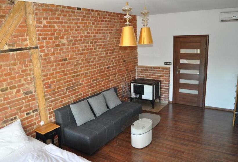 آپارتمان 2 خوابه, Operahostel