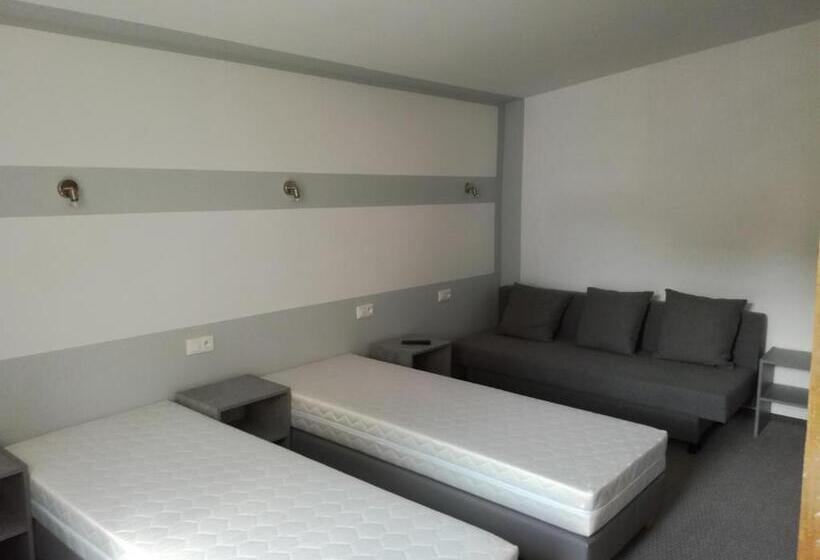 اتاق راحتی سه تخته, Operahostel