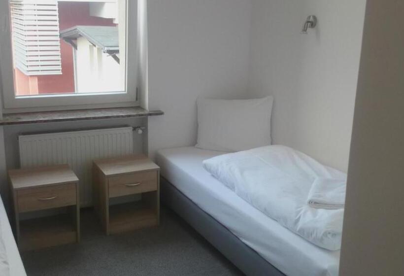 اتاق عادی, Operahostel