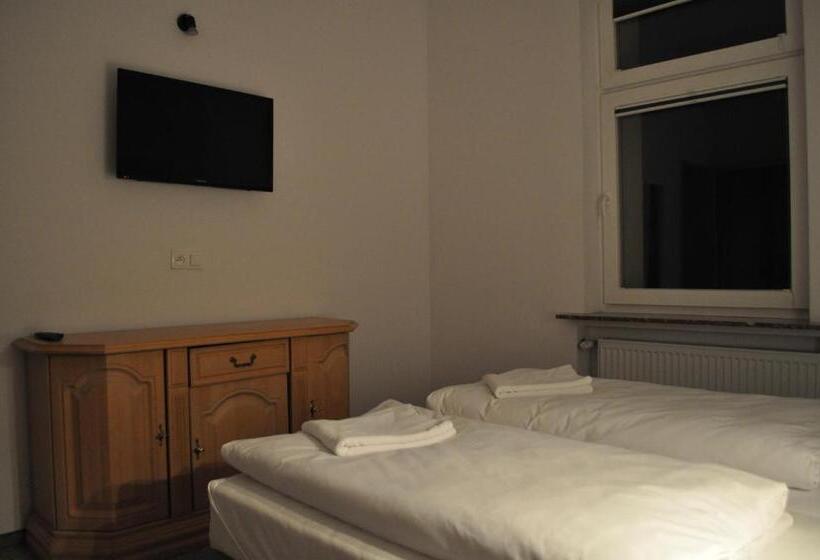 اتاق اکونومی, Operahostel