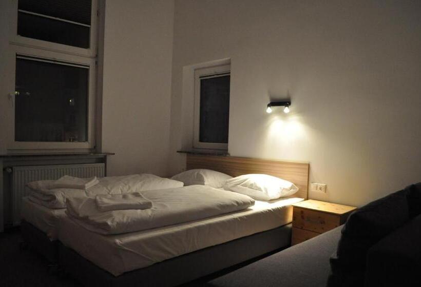 اتاق اکونومی, Operahostel