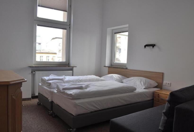 اتاق اکونومی, Operahostel