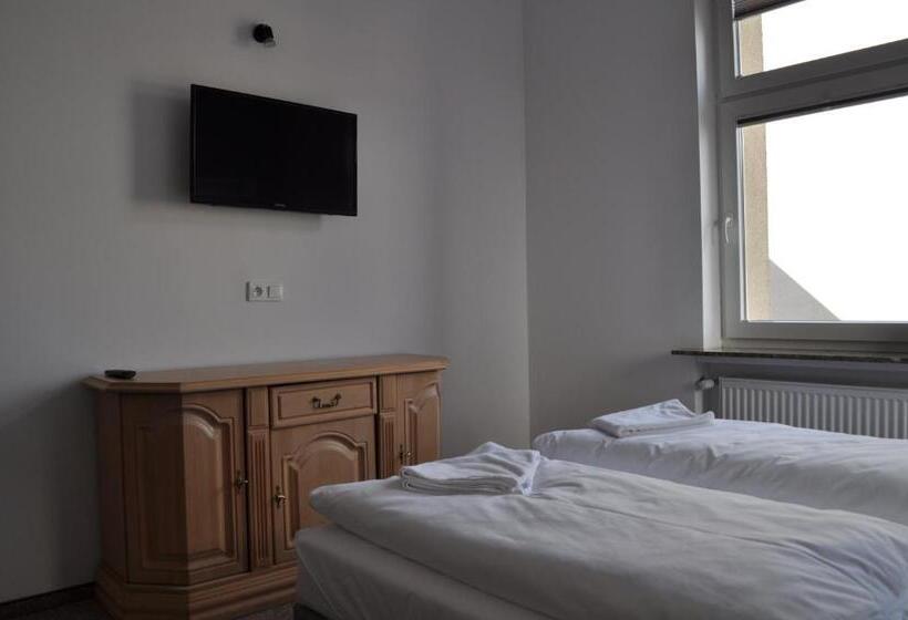 اتاق اکونومی, Operahostel