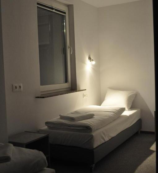 Economy Triple Room, Operahostel