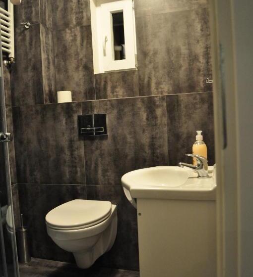 Economy Triple Room, Operahostel