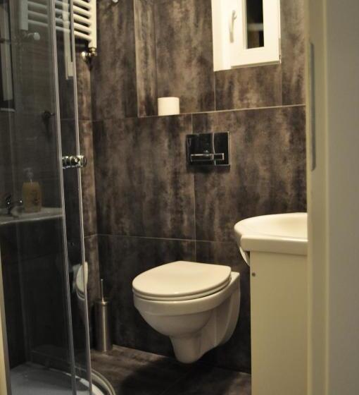 Economy Triple Room, Operahostel
