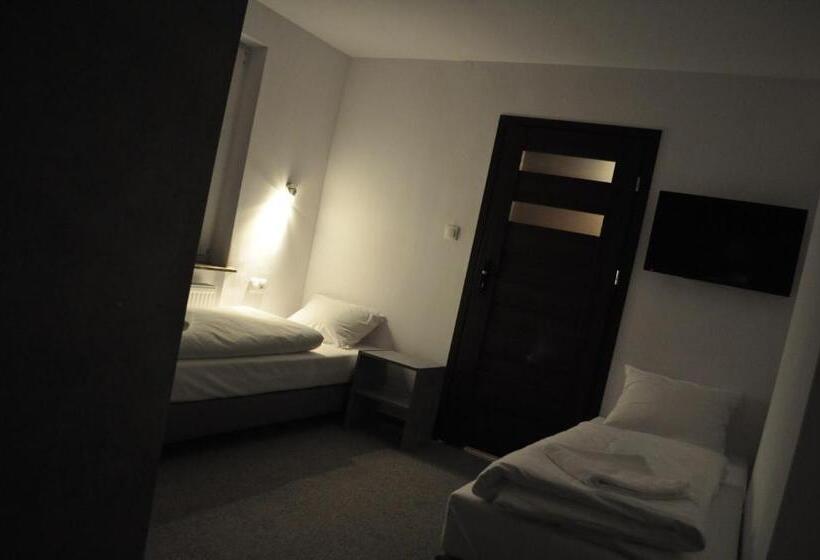 Economy Triple Room, Operahostel