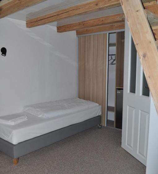 اتاق استاندارد, Operahostel