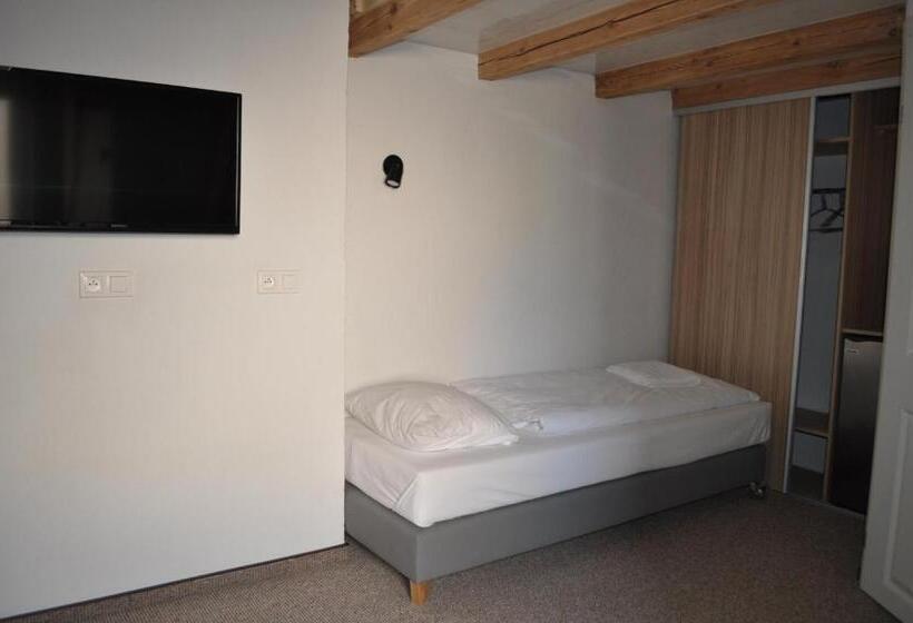 اتاق استاندارد, Operahostel