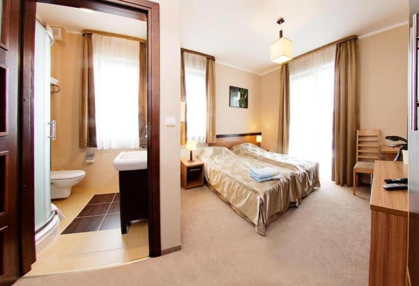 غرفة قياسية مزوَّدة بشُرفة, Seo Rewal