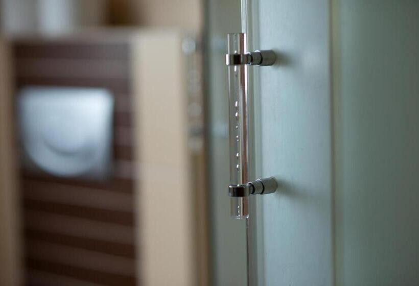 غرفة قياسية مزوَّدة بشُرفة, Seo Rewal