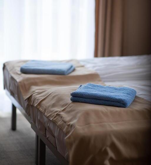 غرفة قياسية مزوَّدة بشُرفة, Seo Rewal