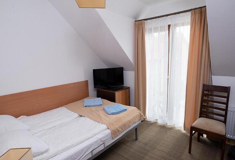 غرفة قياسية مزوَّدة بشُرفة, Seo Rewal