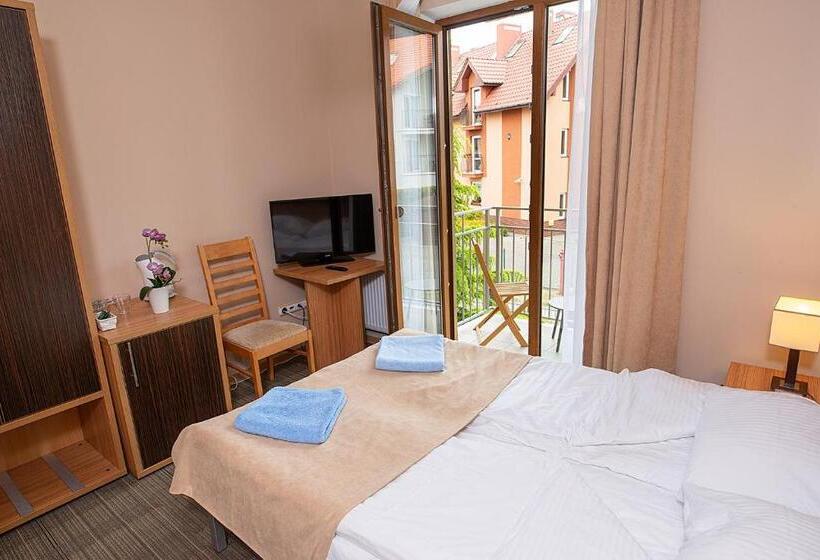 غرفة قياسية مزوَّدة بشُرفة, Seo Rewal