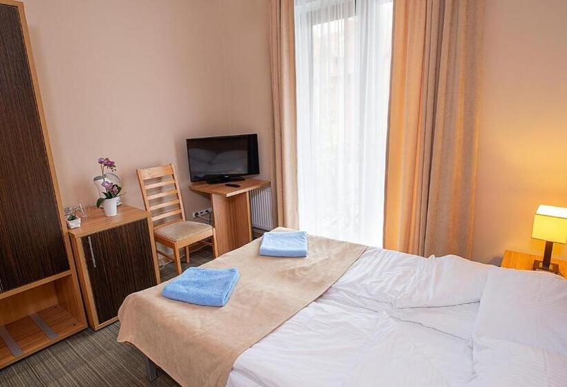 غرفة قياسية مزوَّدة بشُرفة, Seo Rewal