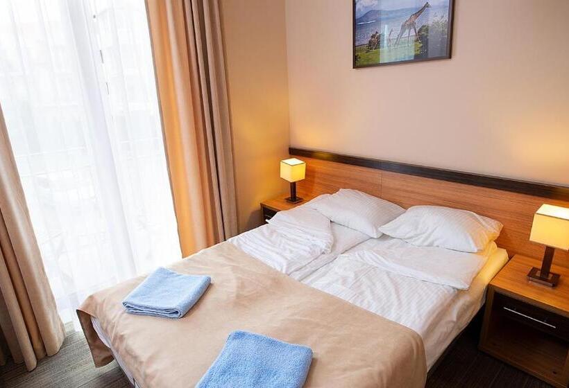 غرفة قياسية مزوَّدة بشُرفة, Seo Rewal