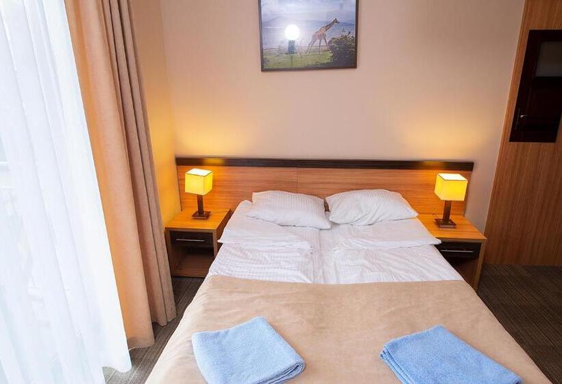 غرفة قياسية مزوَّدة بشُرفة, Seo Rewal