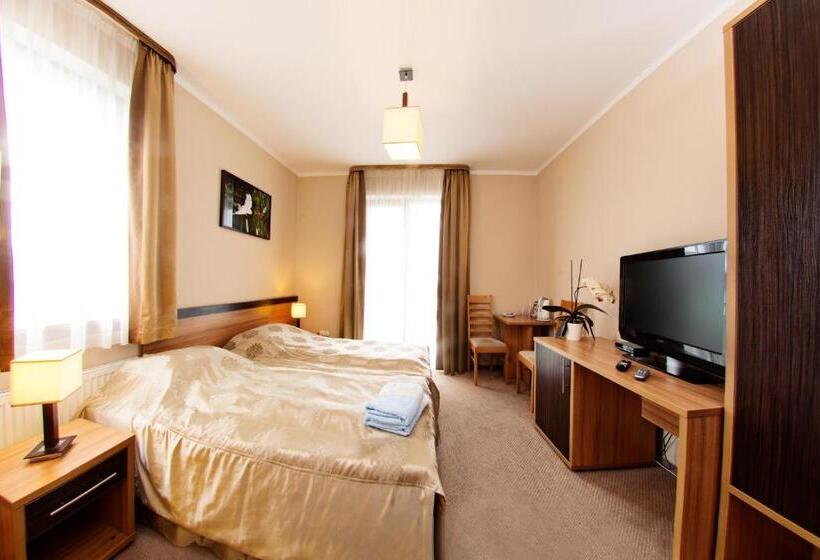 غرفة قياسية مزوَّدة بشُرفة, Seo Rewal