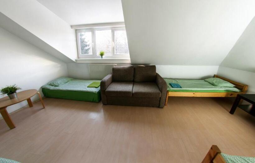 Номер Стандарт Четырехместный Совместный Санузел, Wilanowska Hostel