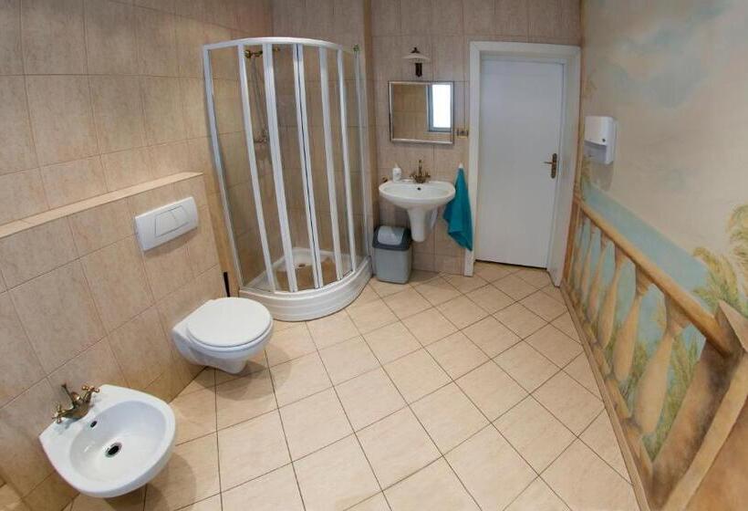 Номер Стандарт Четырехместный Совместный Санузел, Wilanowska Hostel