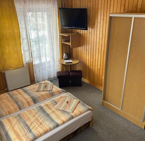 اتاق سهنفرۀ استاندارد با سرویس بهداشتی بیرون از اتاق, Pokoje Gościnne Madzia