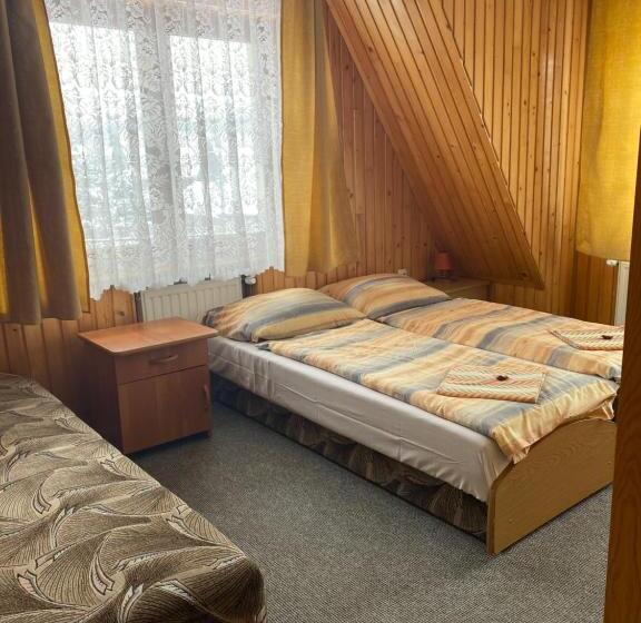 اتاق سهنفرۀ استاندارد با سرویس بهداشتی بیرون از اتاق, Pokoje Gościnne Madzia