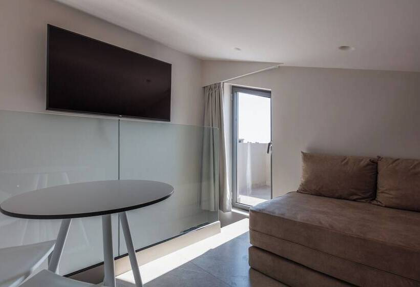 جناح جونيور مطلّ علي حمام السباحة, Nima Boutique