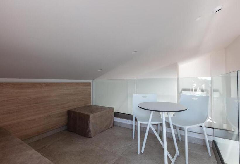 جناح جونيور مطلّ علي حمام السباحة, Nima Boutique