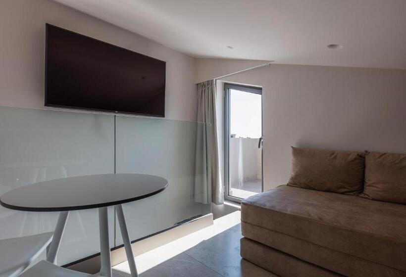 جناح جونيور مطلّ علي حمام السباحة, Nima Boutique