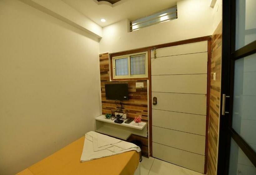 标准单人间, Surya Lodge