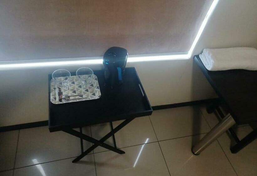 اتاق استاندارد یک نفره, Carlo S Boutique Guesthouse