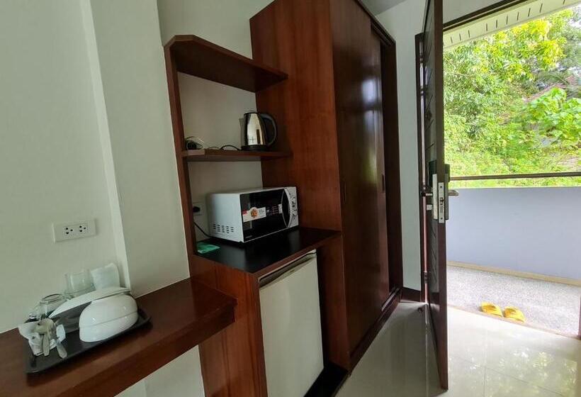 اتاق سوپریور با چشم‌انداز استخر, Diana Pool Access Phuket