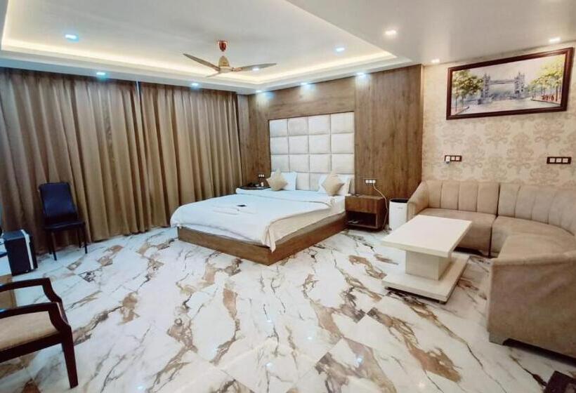 Deluxe Suite King Bed, V Square Airport