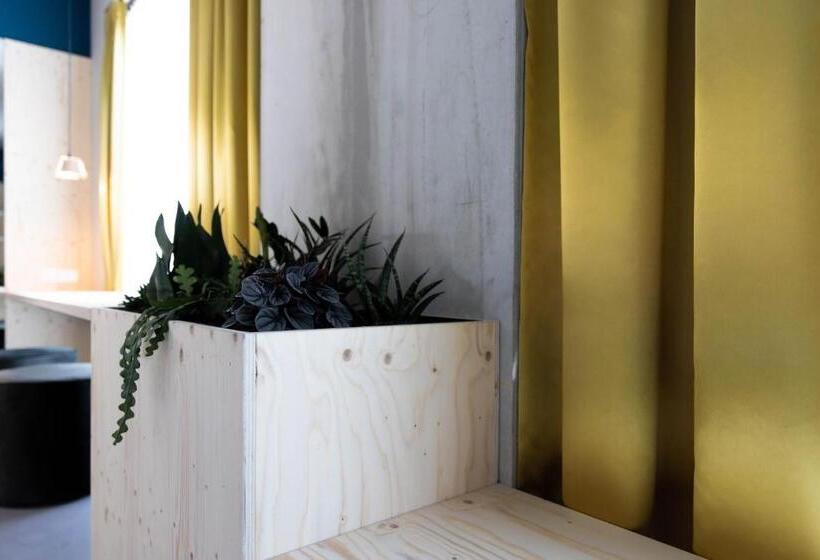 스탠다드 룸 킹사이즈 침대, Moloko  Just A Room  Sleep&shower Digital Key By Sms