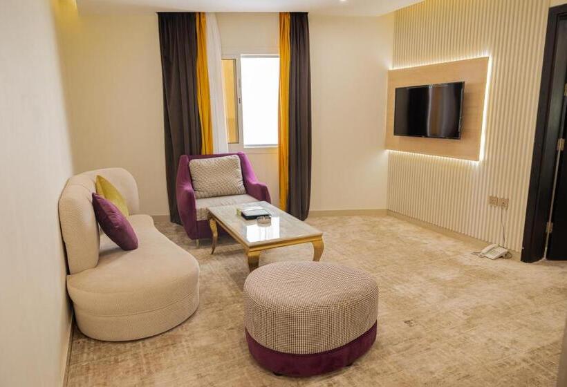 جناح ديلوكس, Diamond Corners