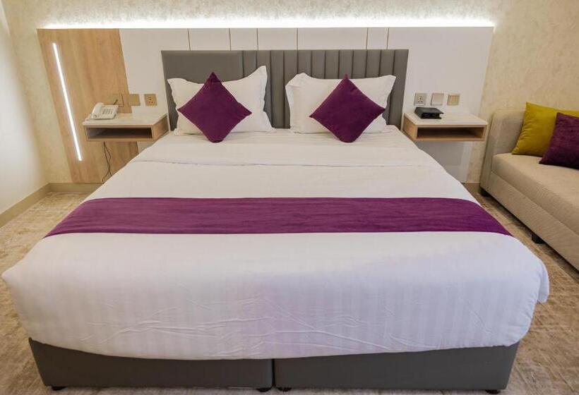 جناح ديلوكس, Diamond Corners