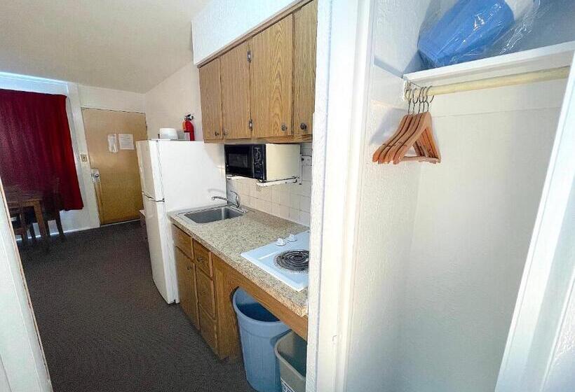 디럭스 스튜디오, Cardinal Motel