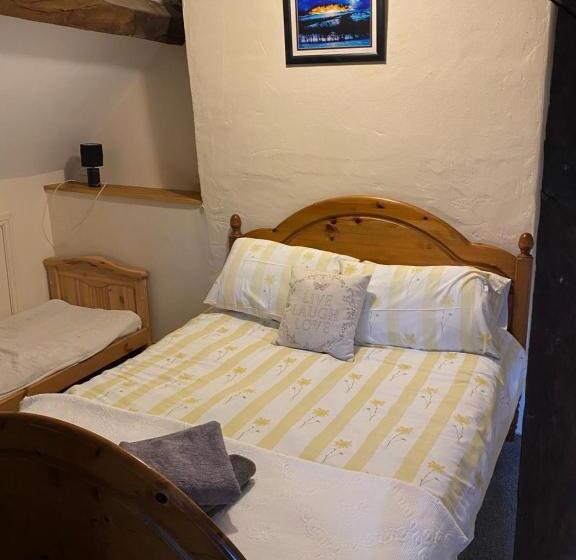 スタンダードスタジオ, The Crown Inn Longtown